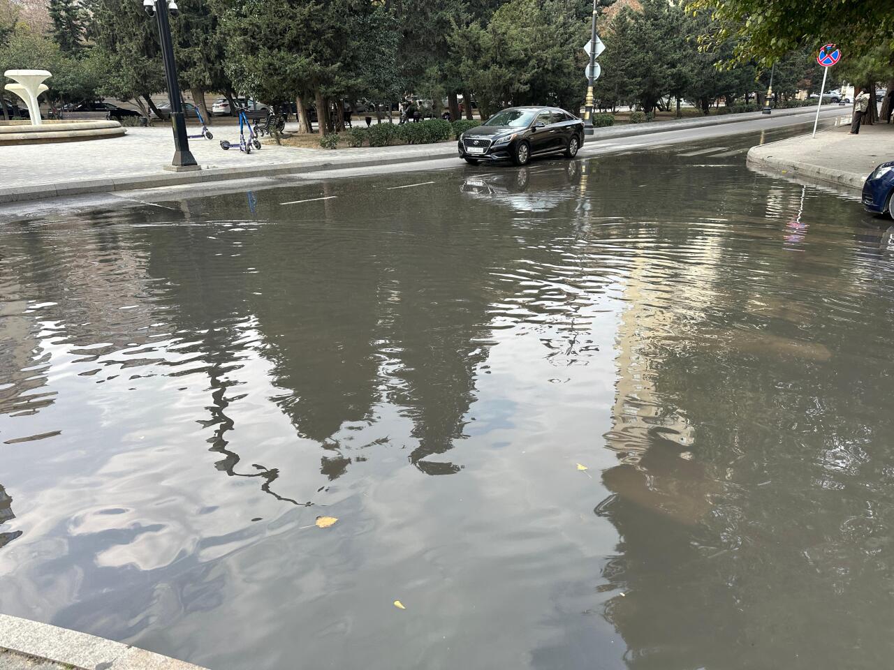 Bakıda su xətti partladı: Küçəni sel apardı 