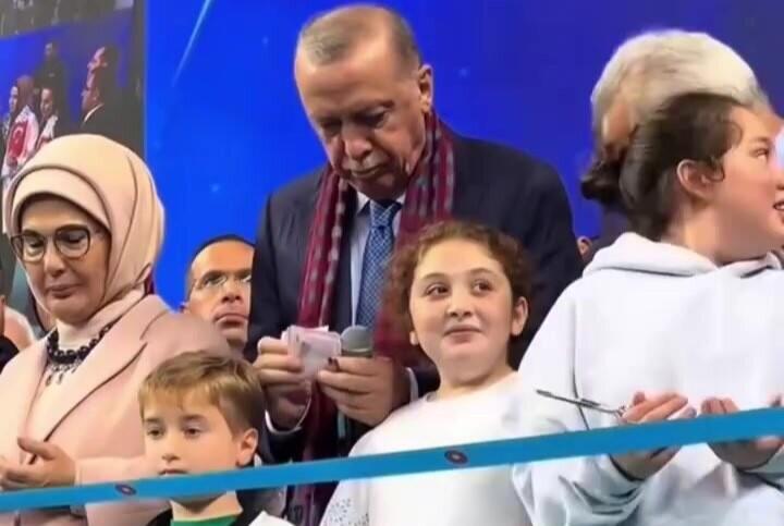 Ərdoğan tədbirdə uşaqlara pul payladı 