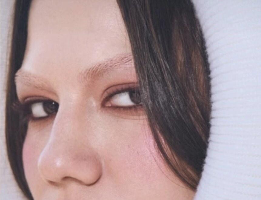 Qaşları g&uuml;ndəm oldu 