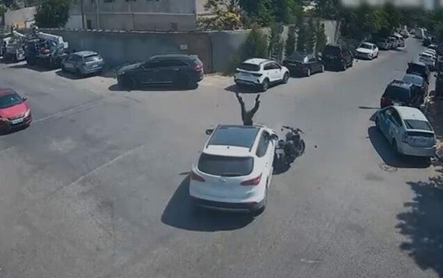 Motosikletçiyə yol vermədi, qəzaya səbəb oldu 