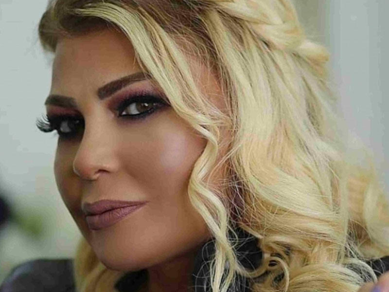 Əməkdar artist dəbdəbəli mənzilində bahalı geyimlərini G&Ouml;STƏRDİ 