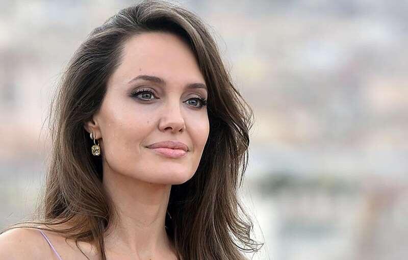 Ancelina Coli yarı&ccedil;ılpaq pozları ilə DİQQƏT &Ccedil;ƏKDİ 