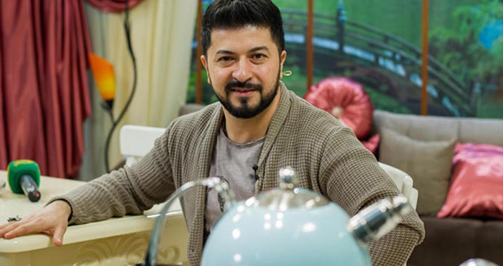 Aparıcının m&uuml;ğənnilərə dediyi s&ouml;z QINANDI: &ldquo;Bunları aparasan bağa, gətirməyəsən&rdquo; 