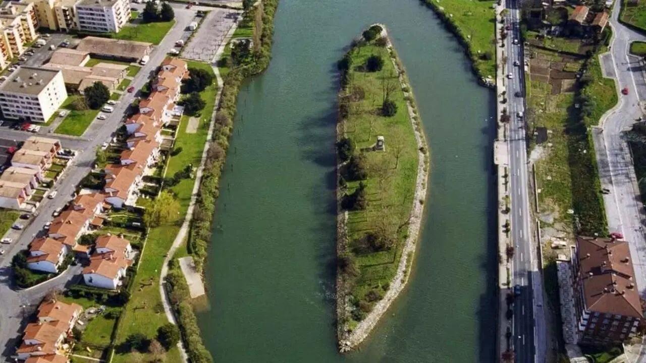 Avropanın ən qeyriadi sərhədi: Bu ada altı aydan bir ölkə dəyişir