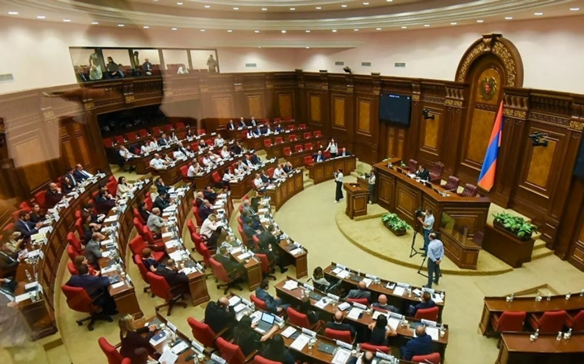 Ermənistan parlamentində qarşıdurma