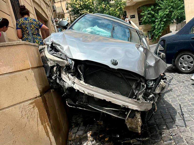Bakıda şok olay: "Parkovşik" müştərinin BMWsini aşırdı  FOTO