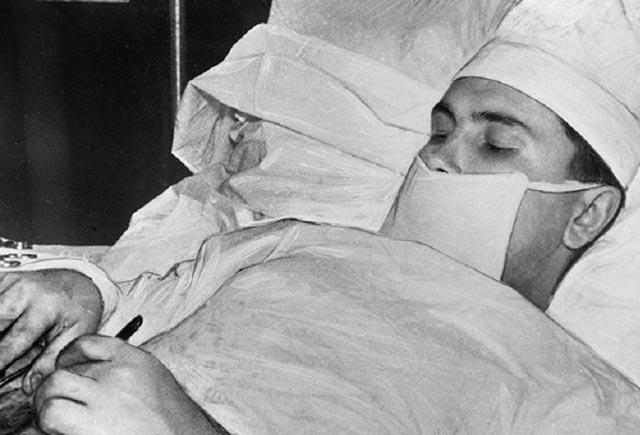 Bir güzgü ilə özüözünü əməliyyat edən HƏKİM 