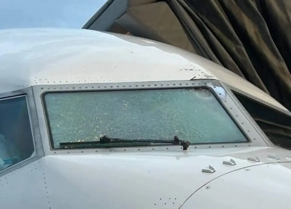 ABŞdə sərnişin təyyarəsinə meteor çırpıldı  Pilot yaralandı  FOTO