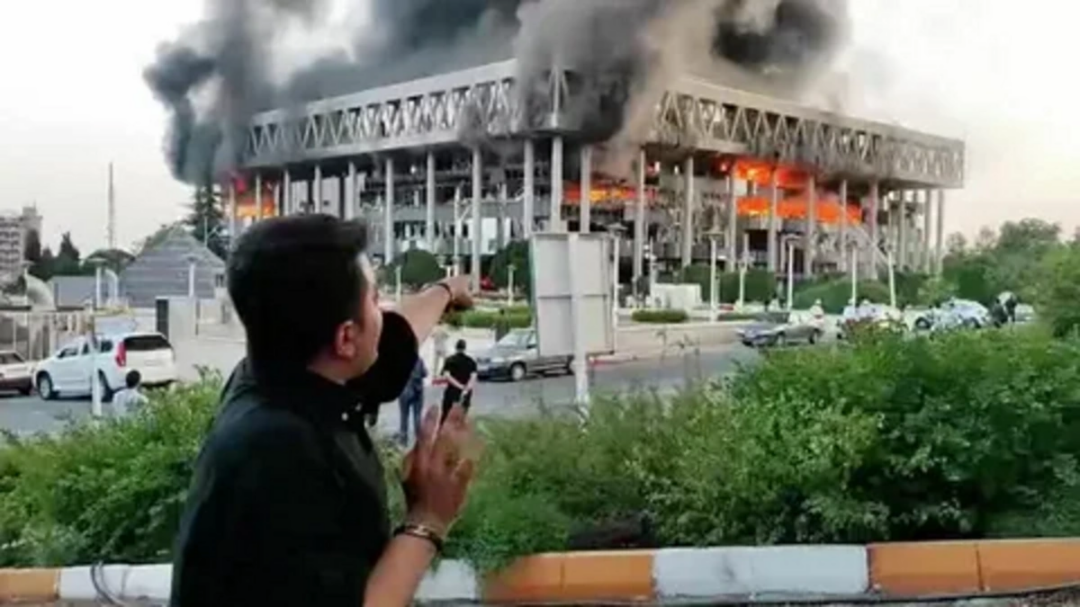 İsrail dediyini etdi  İran televiziyası canlı yayımda belə vuruldu  Ölənlər var 