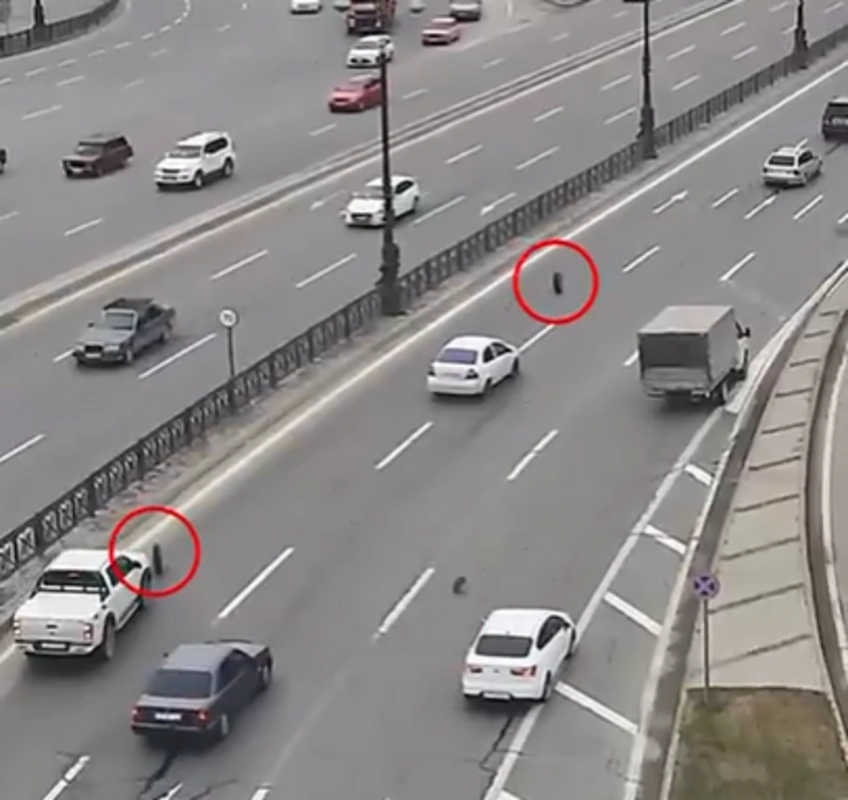 Heydər Əliyev prospektində hərəkətdə olan y&uuml;k avtomobilinin təkərləri &ccedil;ıxdı 