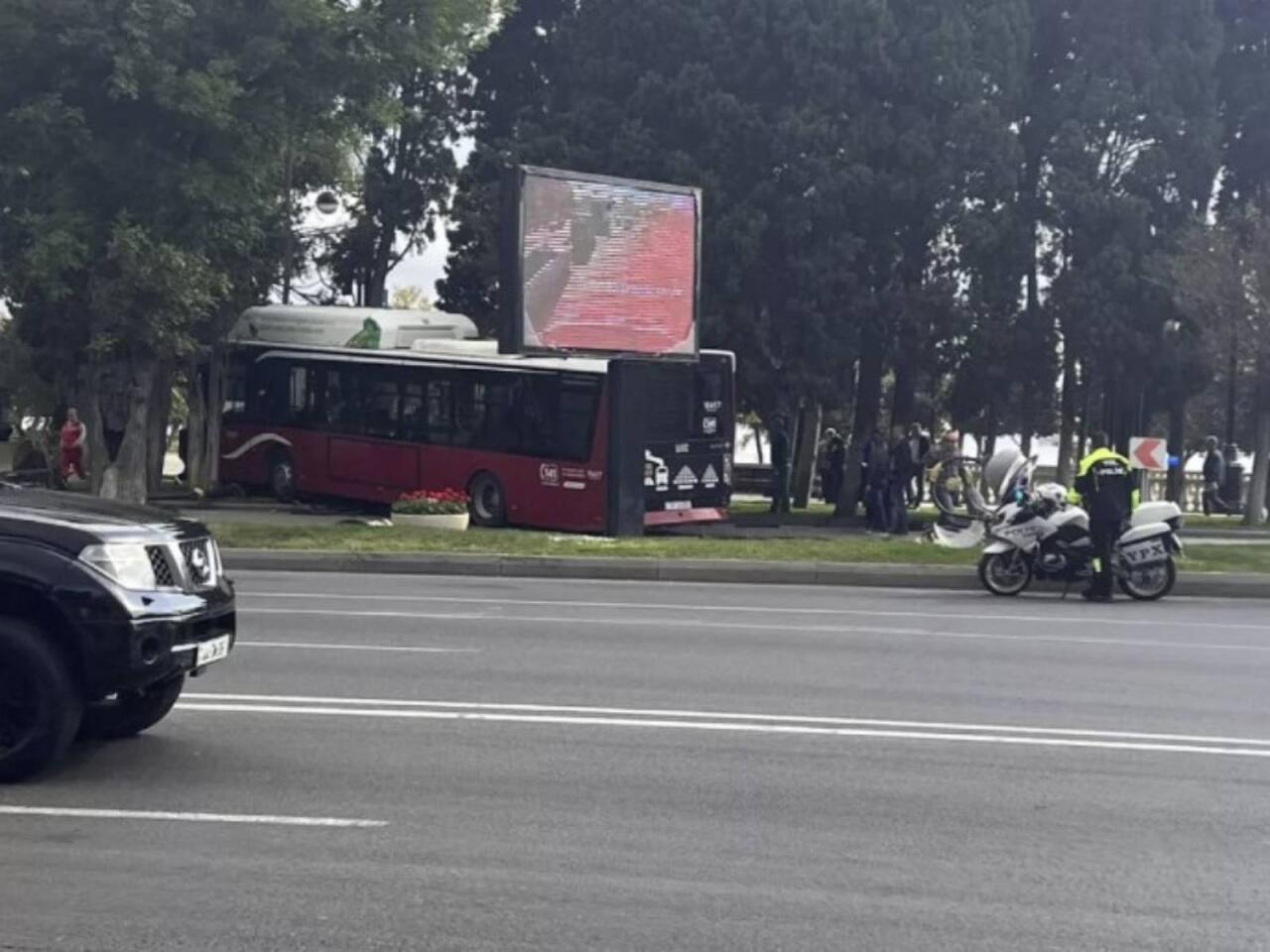 "Bakubus" Bulvara girdi, ağacları aşırtdı  VİDEO  FOTO