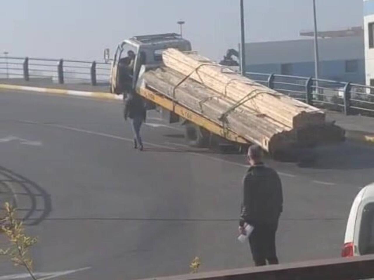 Evakuatorla taxta daşımaq istədilər, aşdı  VİDEO