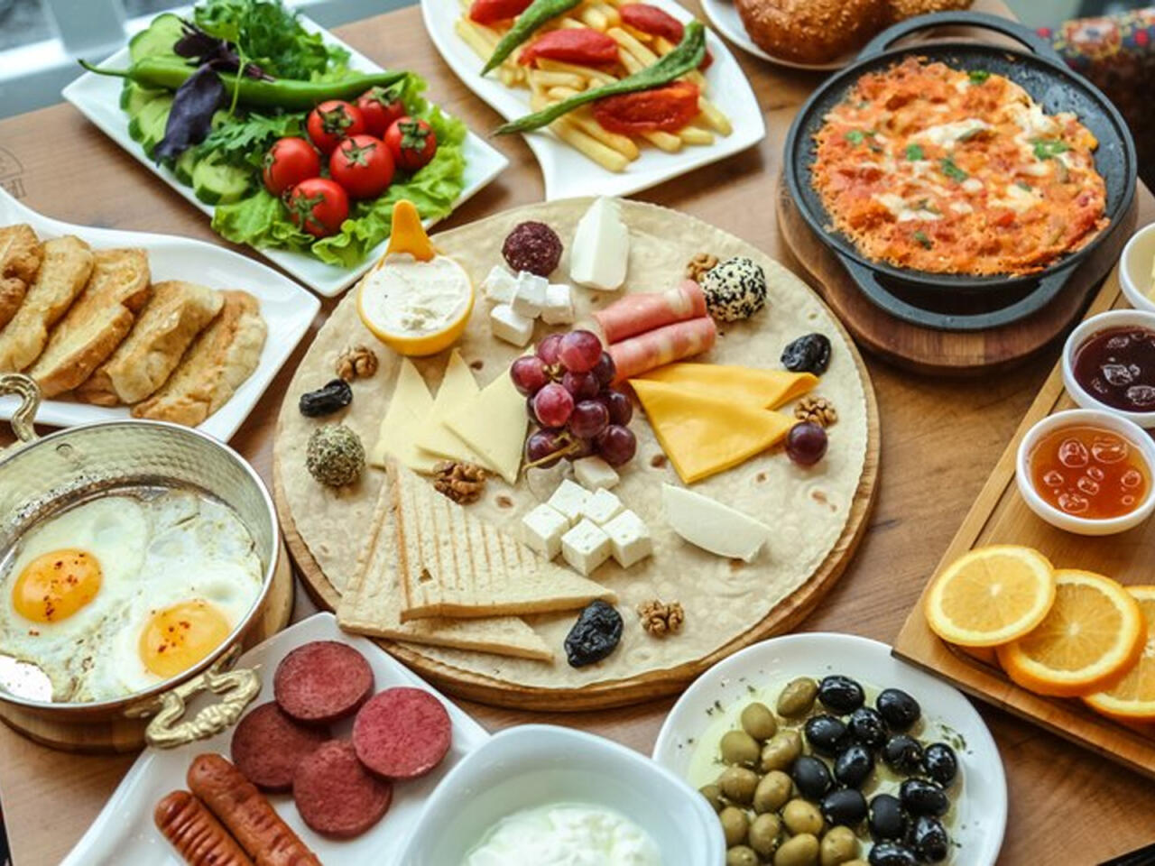 Səhər yeməyi &uuml;&ccedil;&uuml;n ən doğru saat: Maddələr m&uuml;badiləsini belə s&uuml;rətləndirin