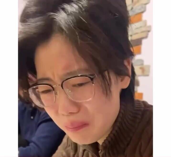 Badımcan turşusu yeyən &ccedil;inli qızdan qəribə REAKSİYA 