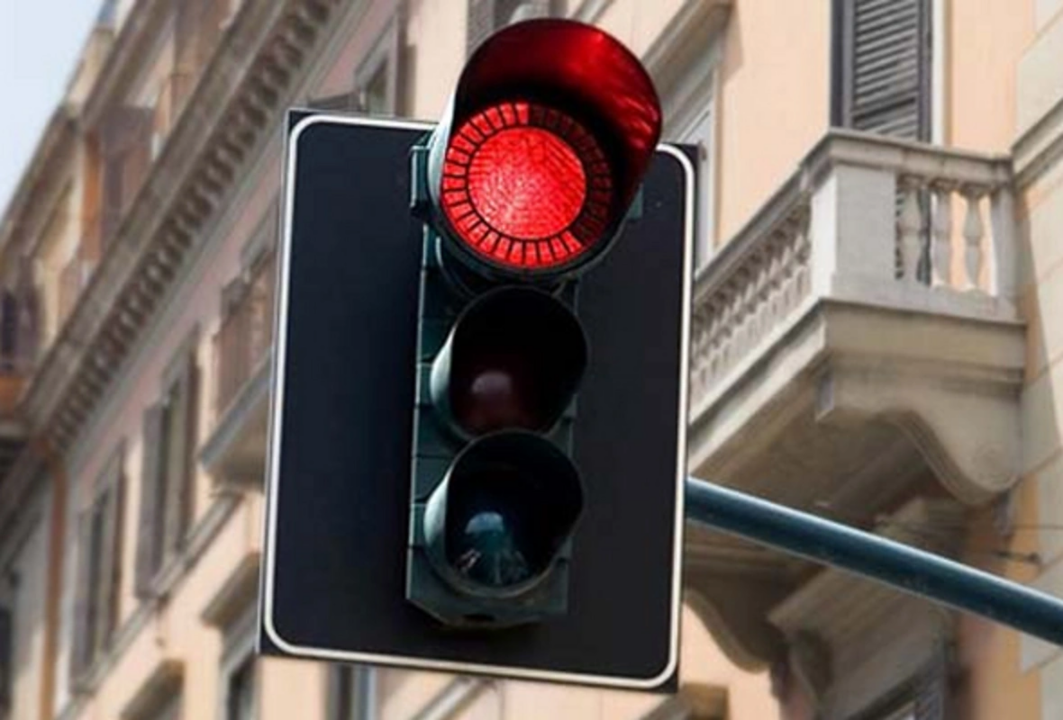 Qırmızıdan ke&ccedil;ən maşın avtobusa &Ccedil;IRPILDI 