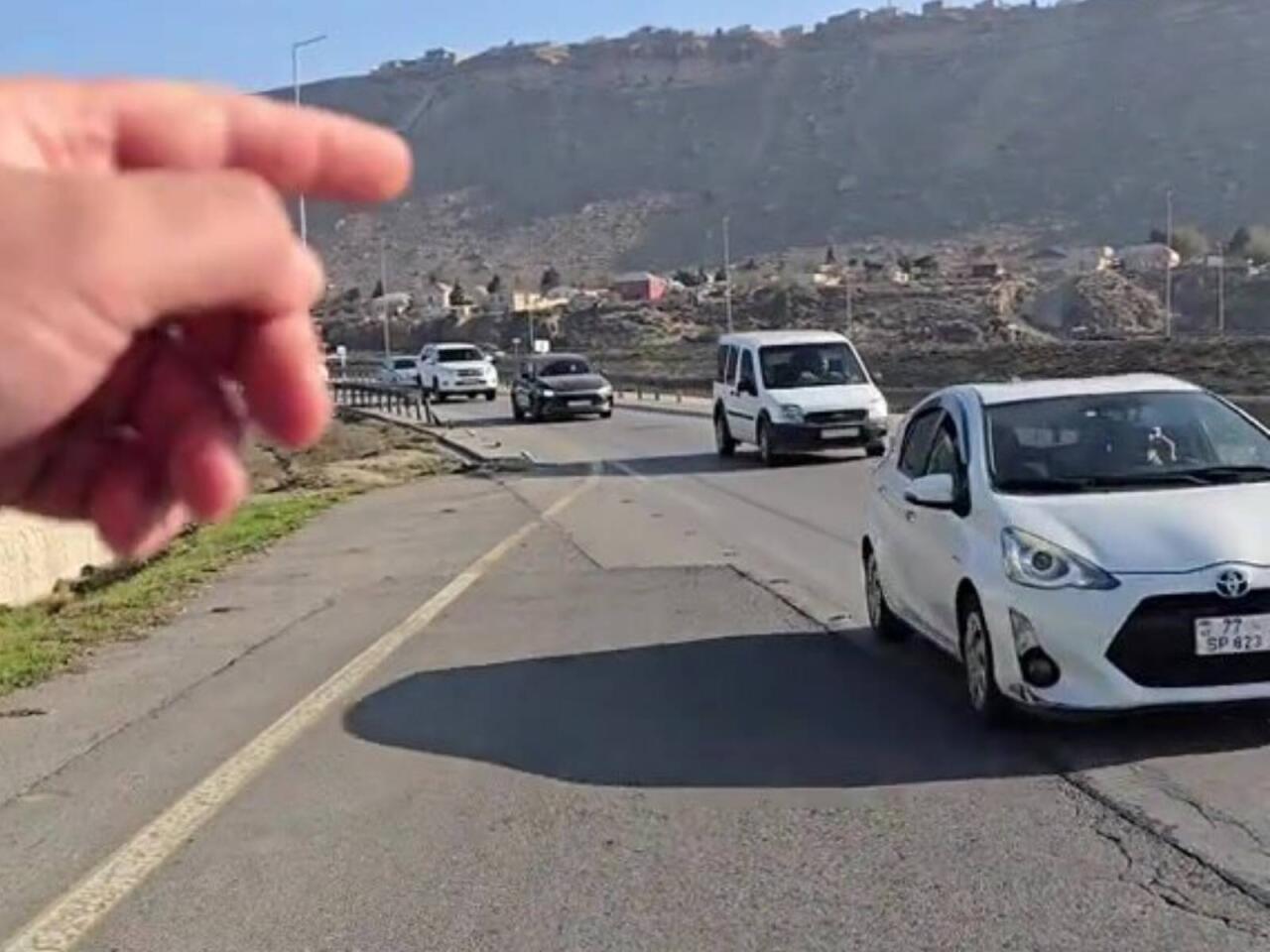 Bakıda yolda təhlükəli vəziyyət  Qəza riski var  VİDEO