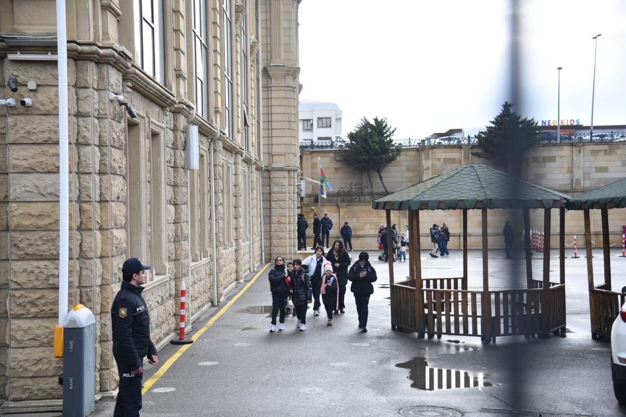 İdrak liseyinin &ouml;n&uuml;ndən G&Ouml;R&Uuml;NT&Uuml;LƏR