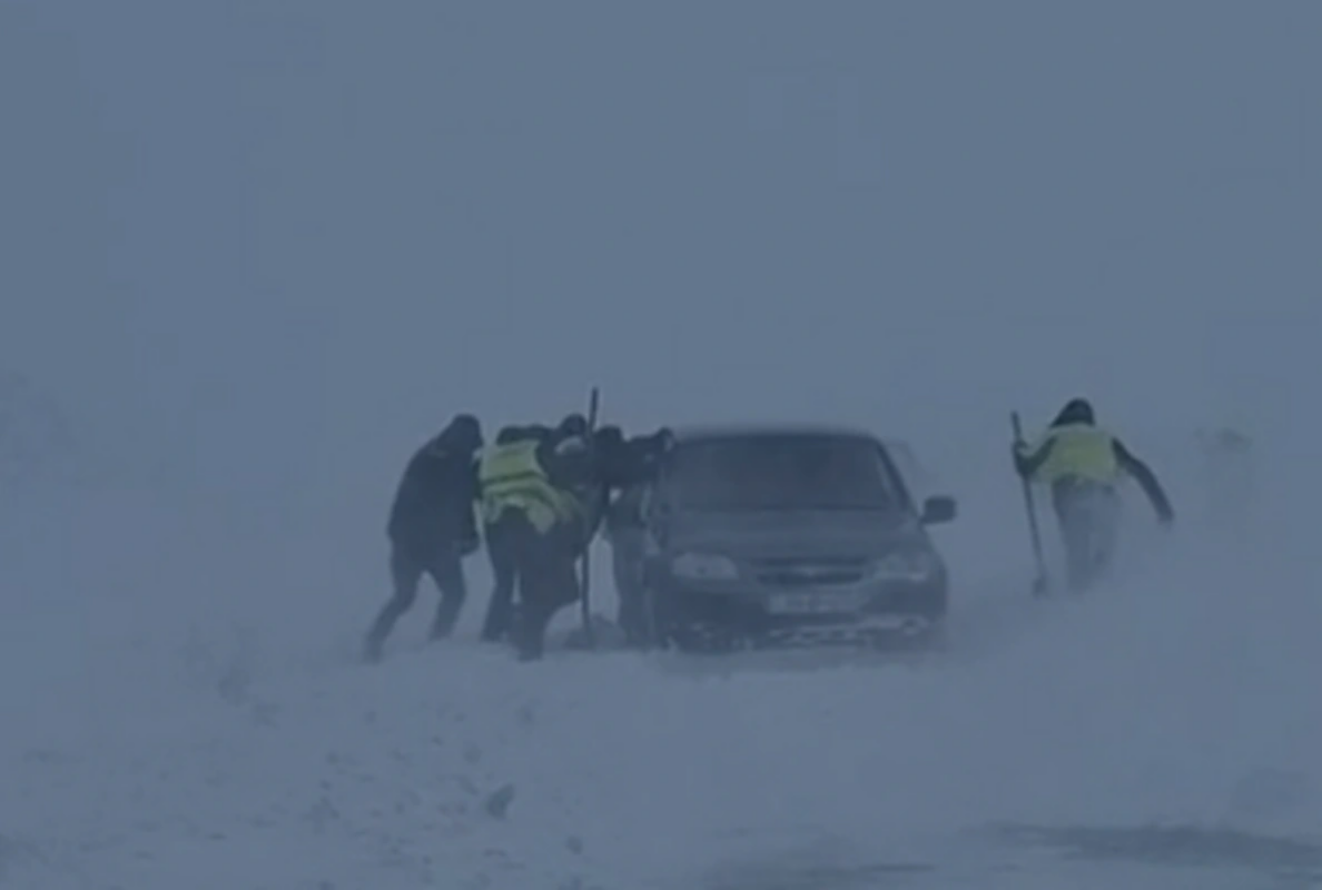 Qarlı hava şəraitində respublikanın avtomobil yollarında SON VƏZİYYƏT