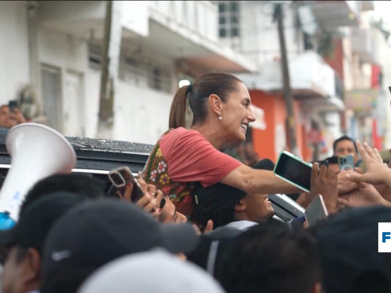 Sərxoş kişi Meksika prezidentini küçədə öpmək istədi  VİDEO  FOTO