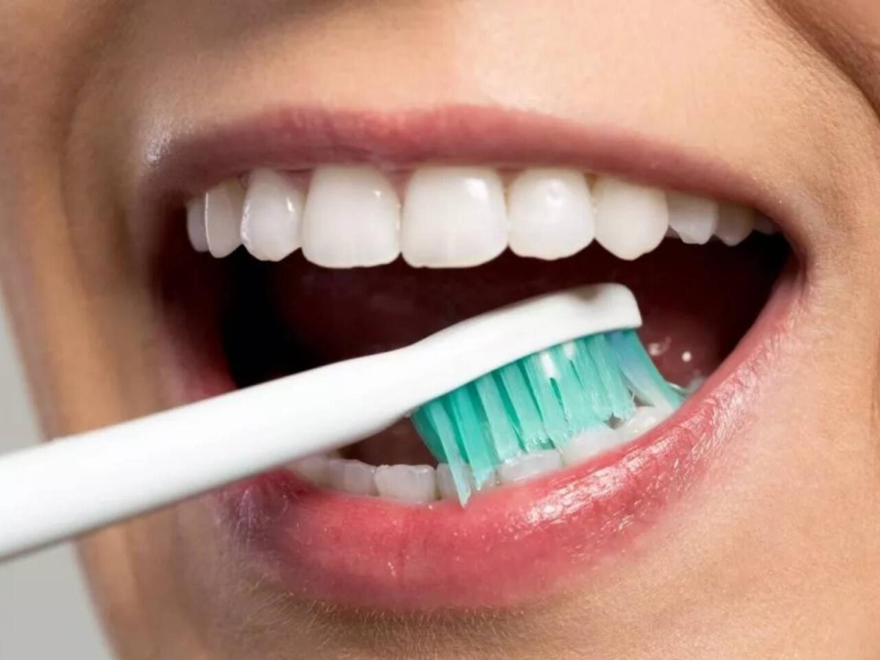 Dişləri gündə 3 dəfə fırçalamaq lazım deyilmiş  Həkimdən xəbərdarlıq