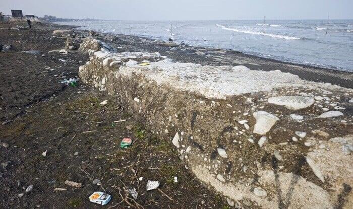 Xəzər geri &ccedil;əkildi, nəhəng beton b&uuml;n&ouml;vrələr &uuml;zə &ccedil;ıxdı 