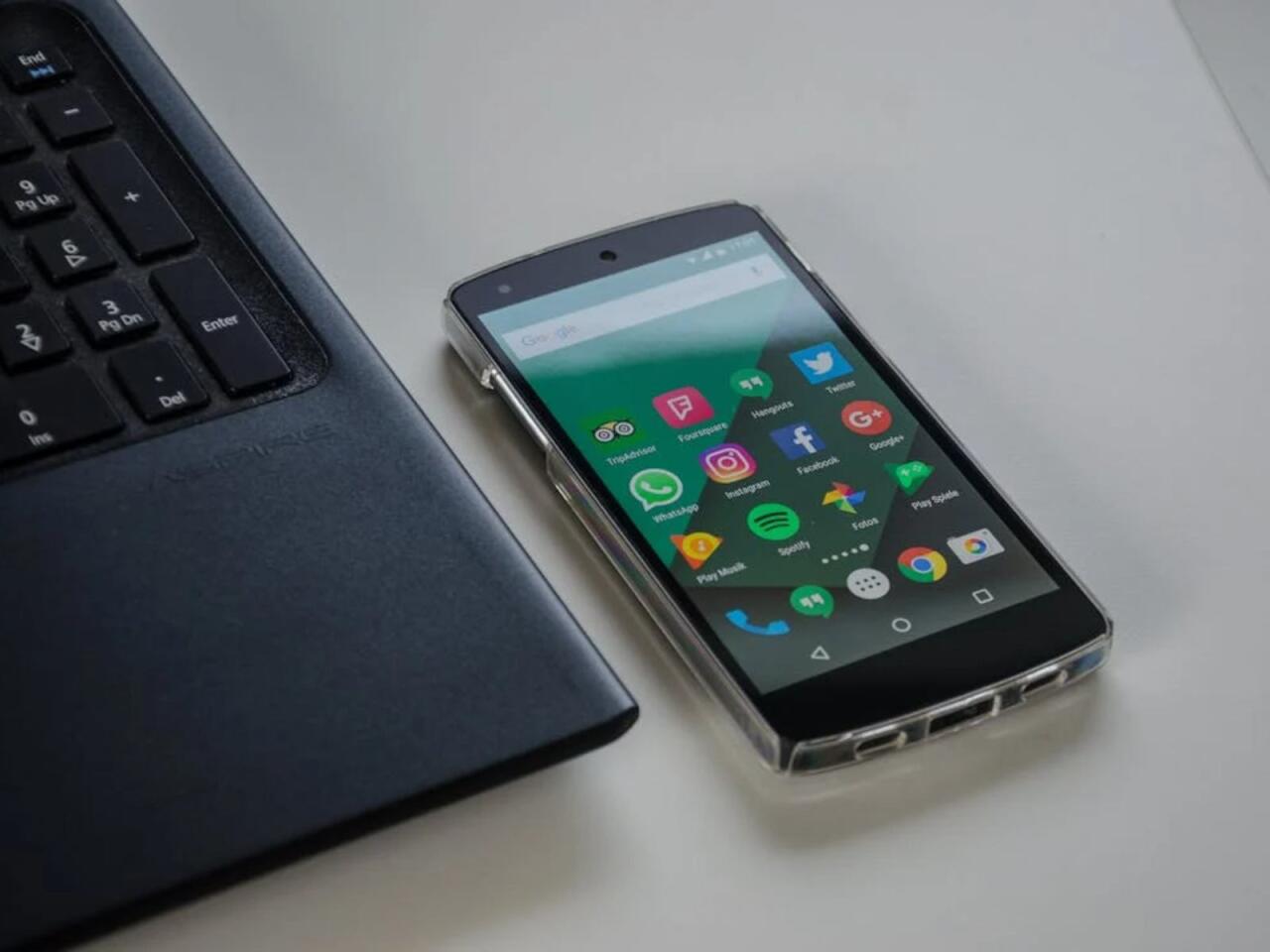 Bu proqramı telefondan silin  Yazışmaları oxuyurlar