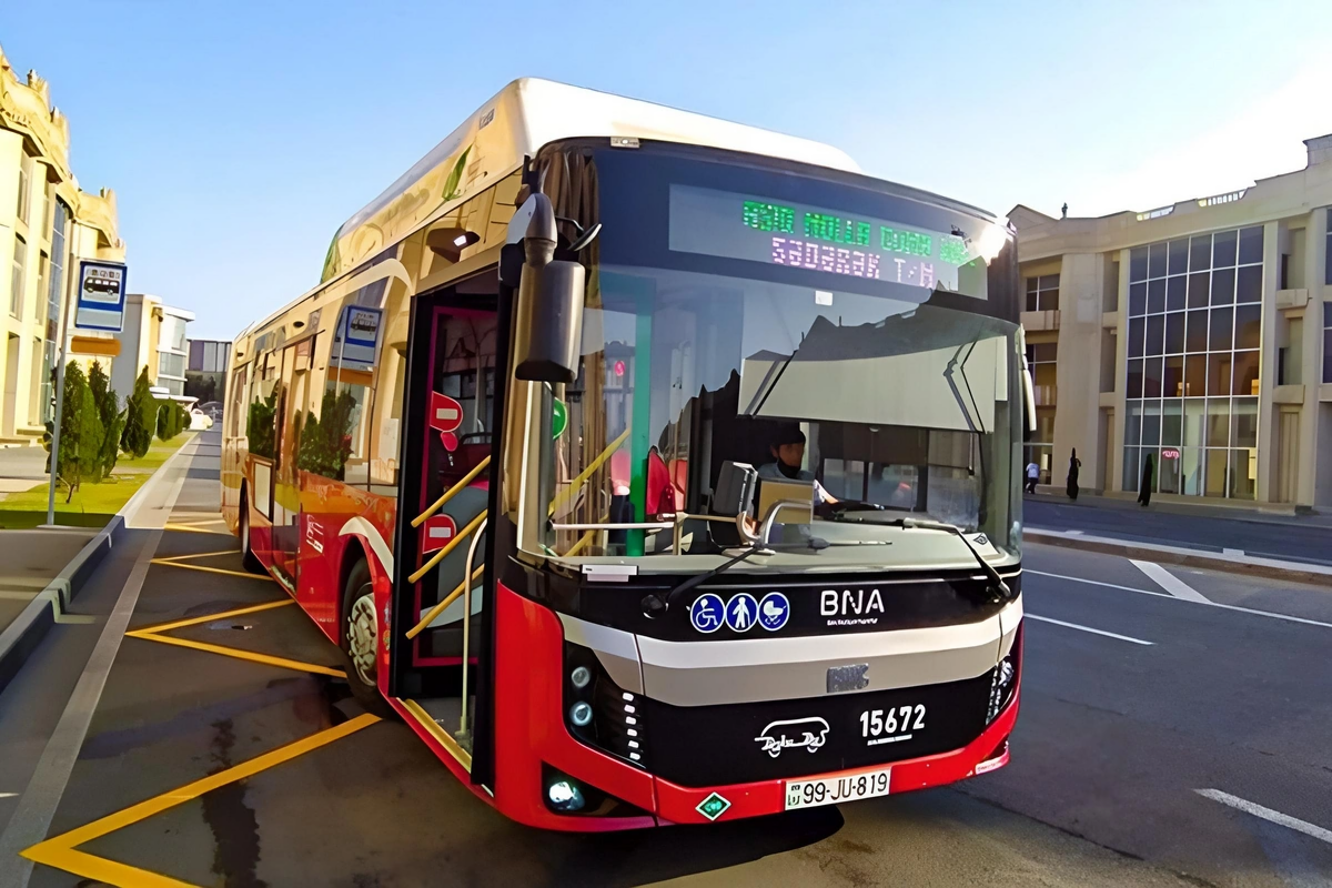 Bakıda avtobusun qarşısından yolu keçən iki nəfəri maşın vurdu 
