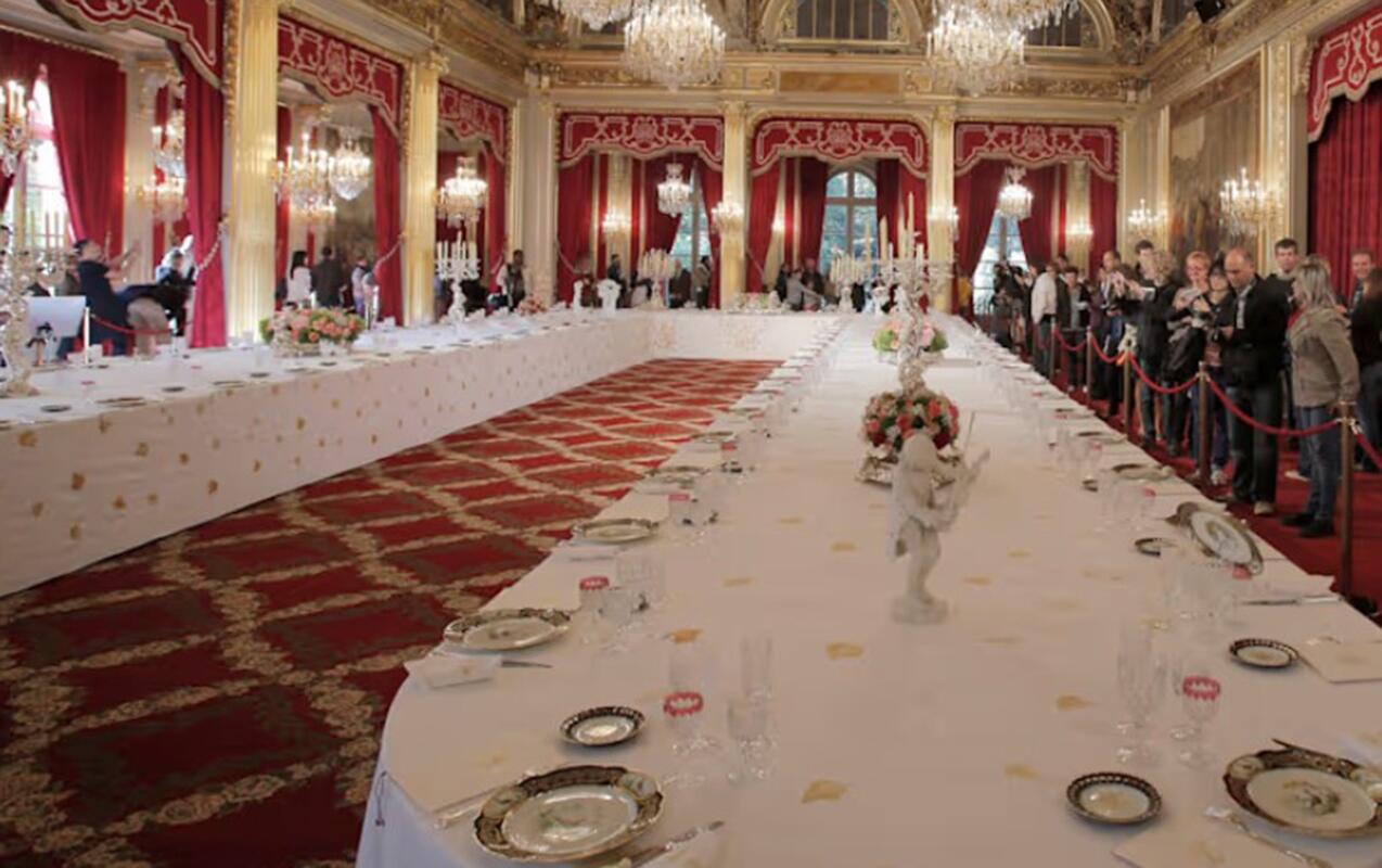 Makronun sarayında minlərlə avroluq qarət  Oğurlayıb hərraca &ccedil;ıxardılar