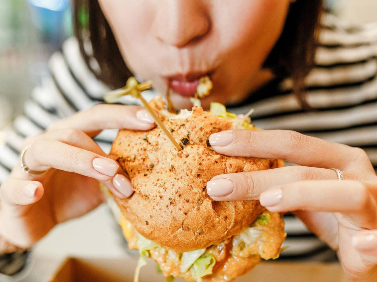 Çox yeyənlər niyə gec doyur?  Səbəb açıqlandı