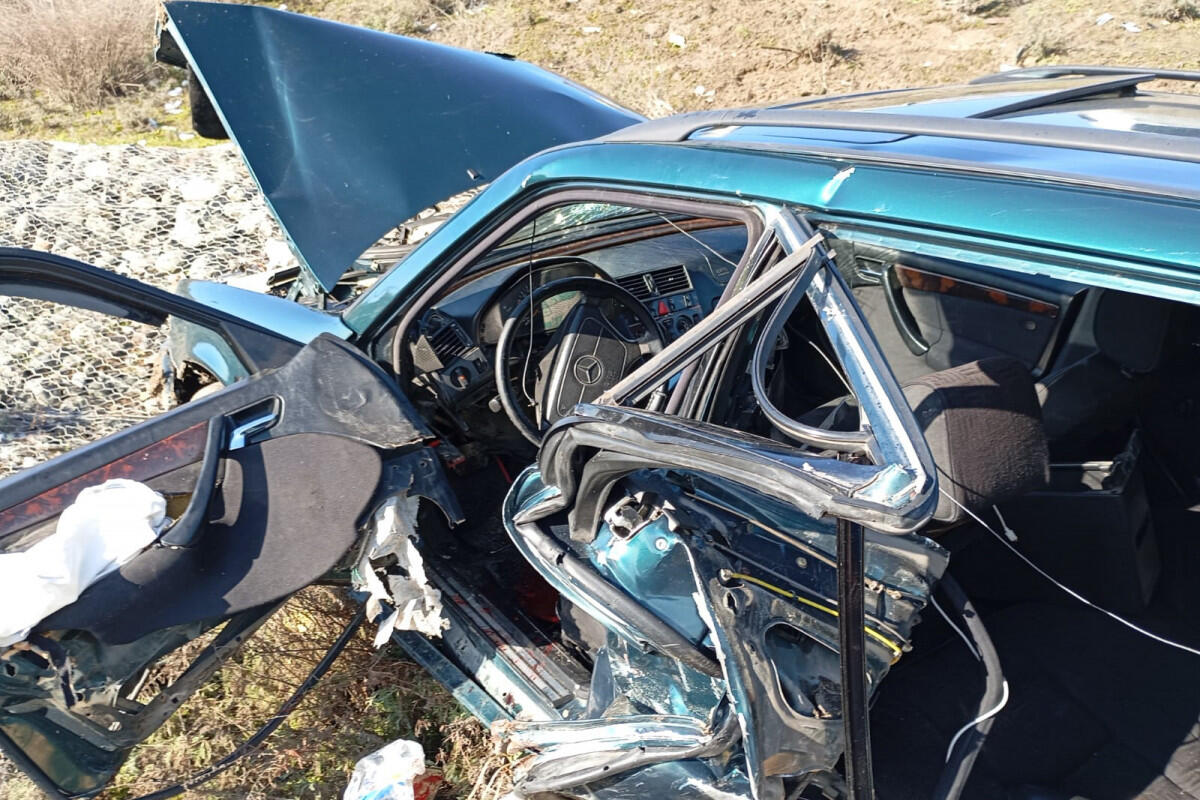 Cəlilabadda buz bağlayan yolda avtomobil aşıb, 2 nəfər xəsarət alıb 