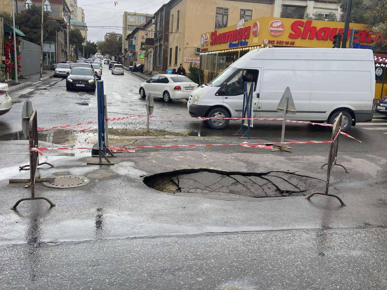 Bakıda daha bir yol çökdü  FOTO