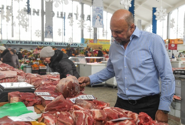 Donuz əti yeyən kişi infarkt keçirdi