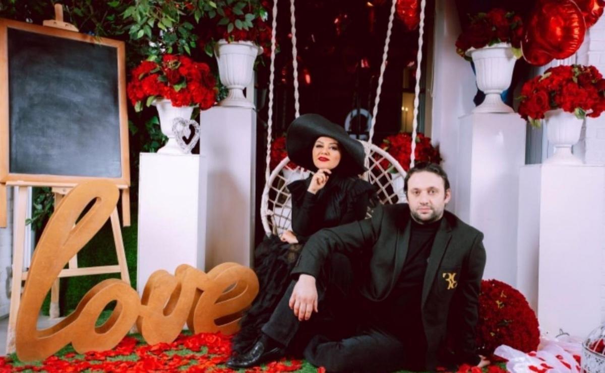 "Yarı&ccedil;ılpaq qadın ərimin qarşısında oturdu"