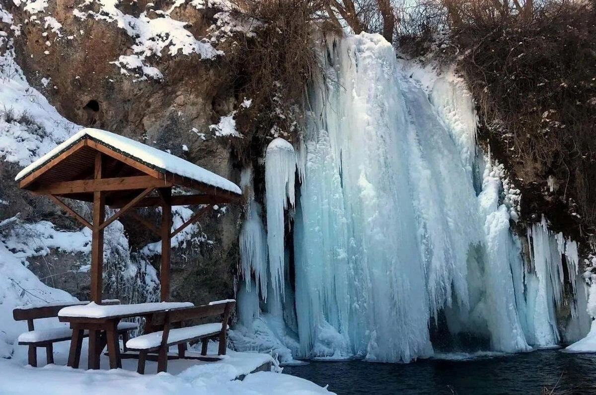 Azərbaycanda bu şəlalə dondu 