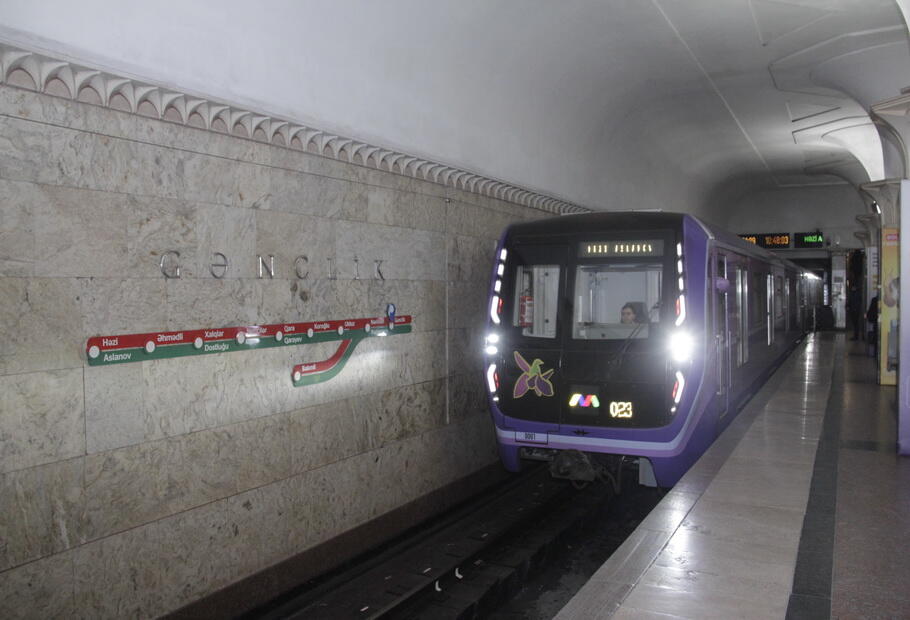 Bakı metrosunda t&uuml;st&uuml;lənmə  Sərnişinlər d&uuml;ş&uuml;r&uuml;ld&uuml;