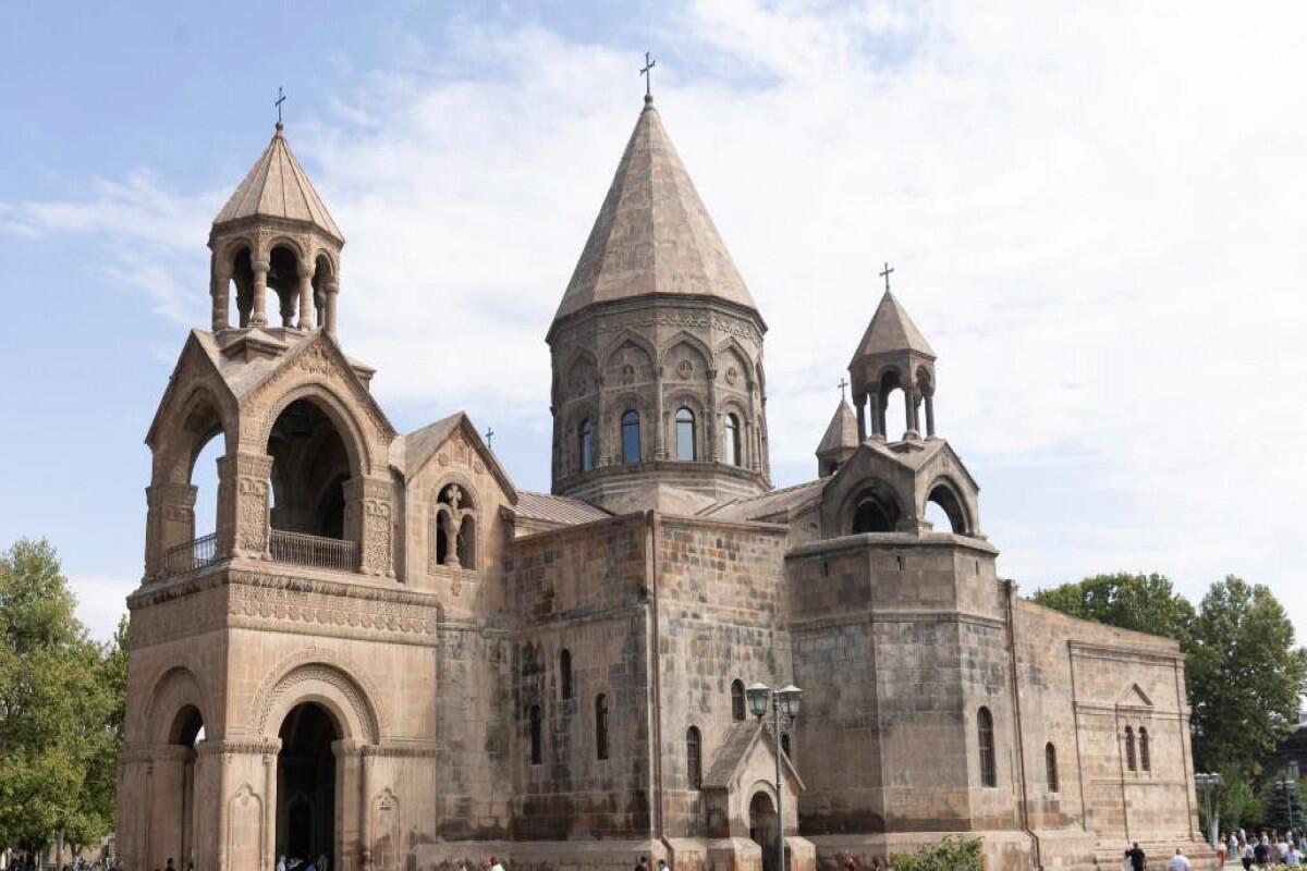 E&ccedil;miədzində toqquşmalar başlayıb, saxlanılanlar var