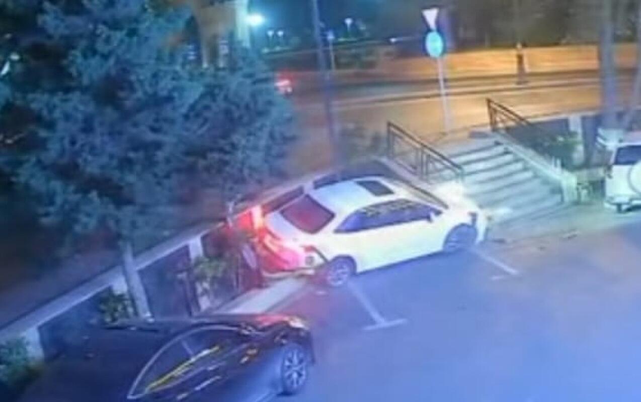 Qəzaya uğrayan maşın restoranın həyətinə düşdü 
