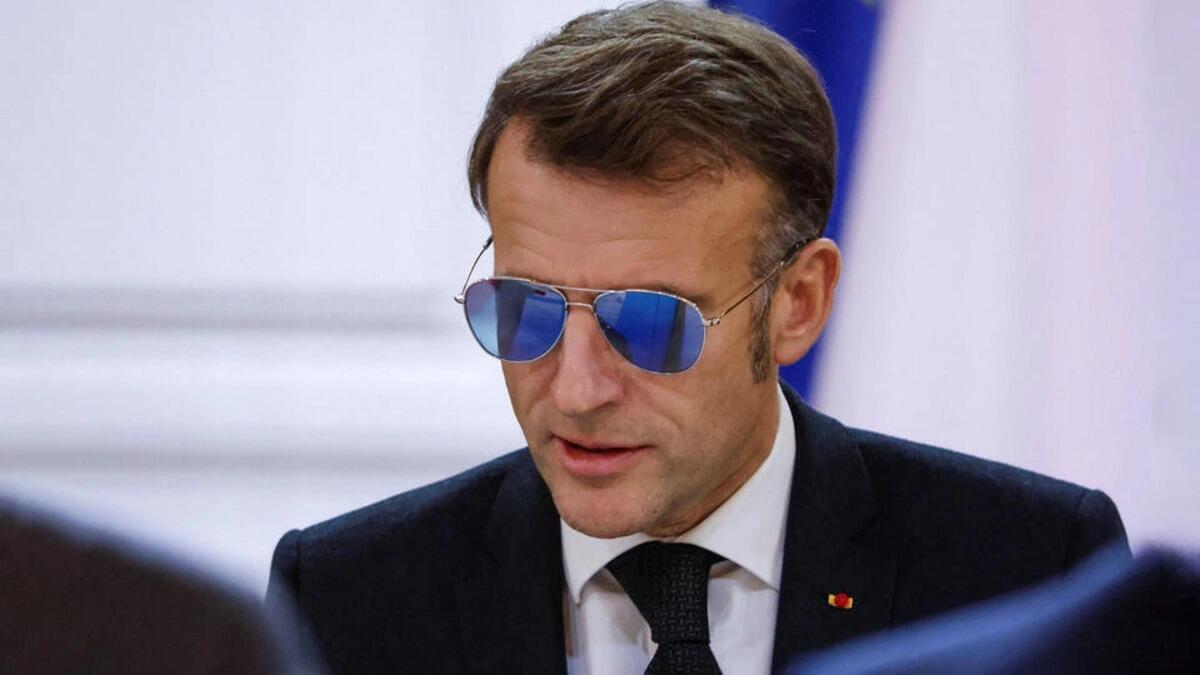 Eynək taxan Makronu belə məsxərəyə qoydu 