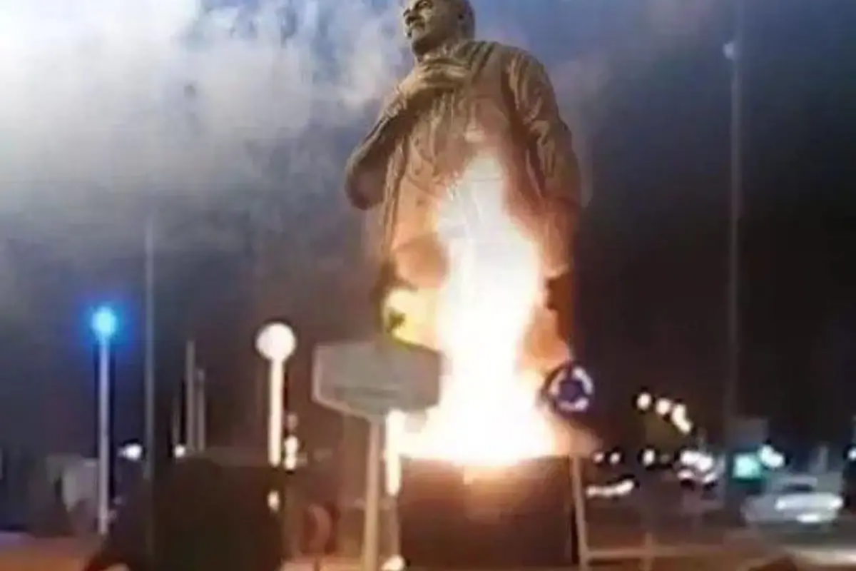 İranda Qasım S&uuml;leymaninin abidəsi yandırıldı 