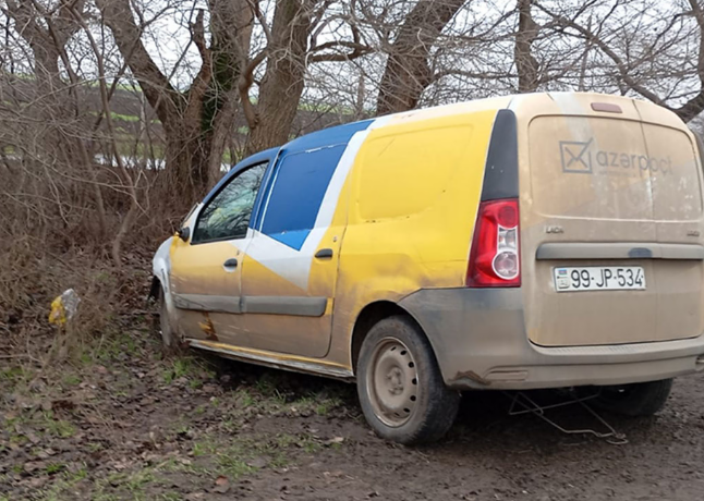 &ldquo;Azərpo&ccedil;t&rdquo;un maşını ağaca &ccedil;ırpıldı  Xəsarət alan var 