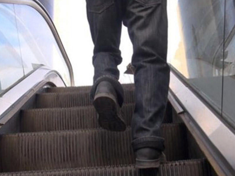 Bakıda yeraltı keçiddə eskalator QIRILDI: Xəsarət alanlar var