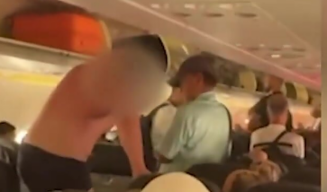 Sərnişin soyunub təyyarədən tullanmağa cəhd etdi 