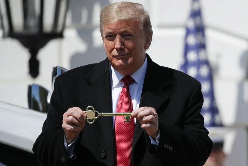 Tramp Ağ Evin a&ccedil;arını g&ouml;r&uuml;n kimə hədiyyə edib