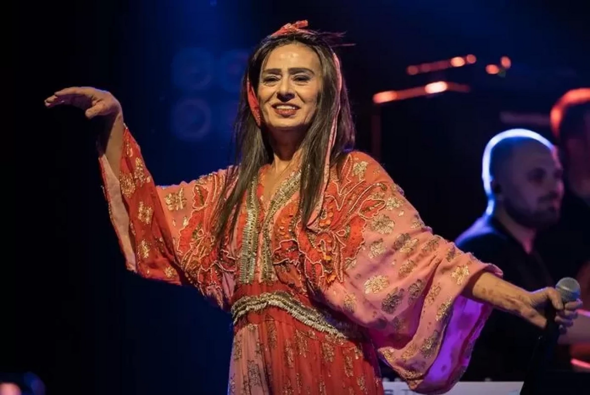 Məşhur müğənni səhnədə "parik"ini çıxarıb yallı getdi 