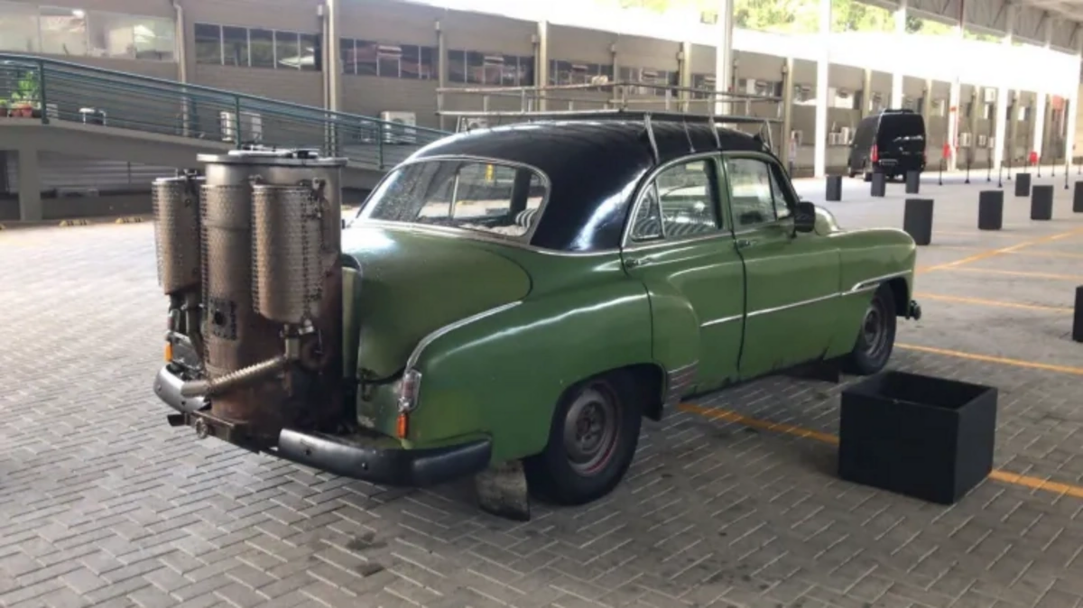 Bu avtomobil odunla işləyir