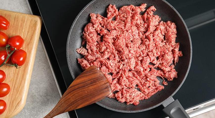 Qiymə su salıb sərtləşmir  Aşpazların sirri &uuml;zə &ccedil;ıxdı