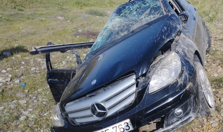Ucarda “Mercedes” aşıb  Ölən və yaralananlar var
