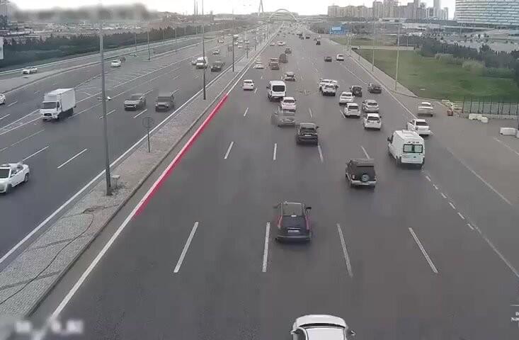 Aeroport yolundakı qəza hərəkəti "iflic" etdi 