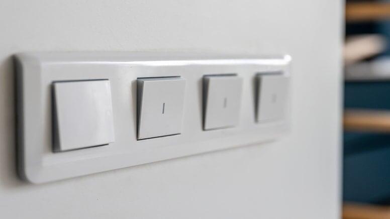 İşığı hər s&ouml;nd&uuml;rəndə əslində israf edirsiniz?  Qənaət haqqında yanlış bilinənlər