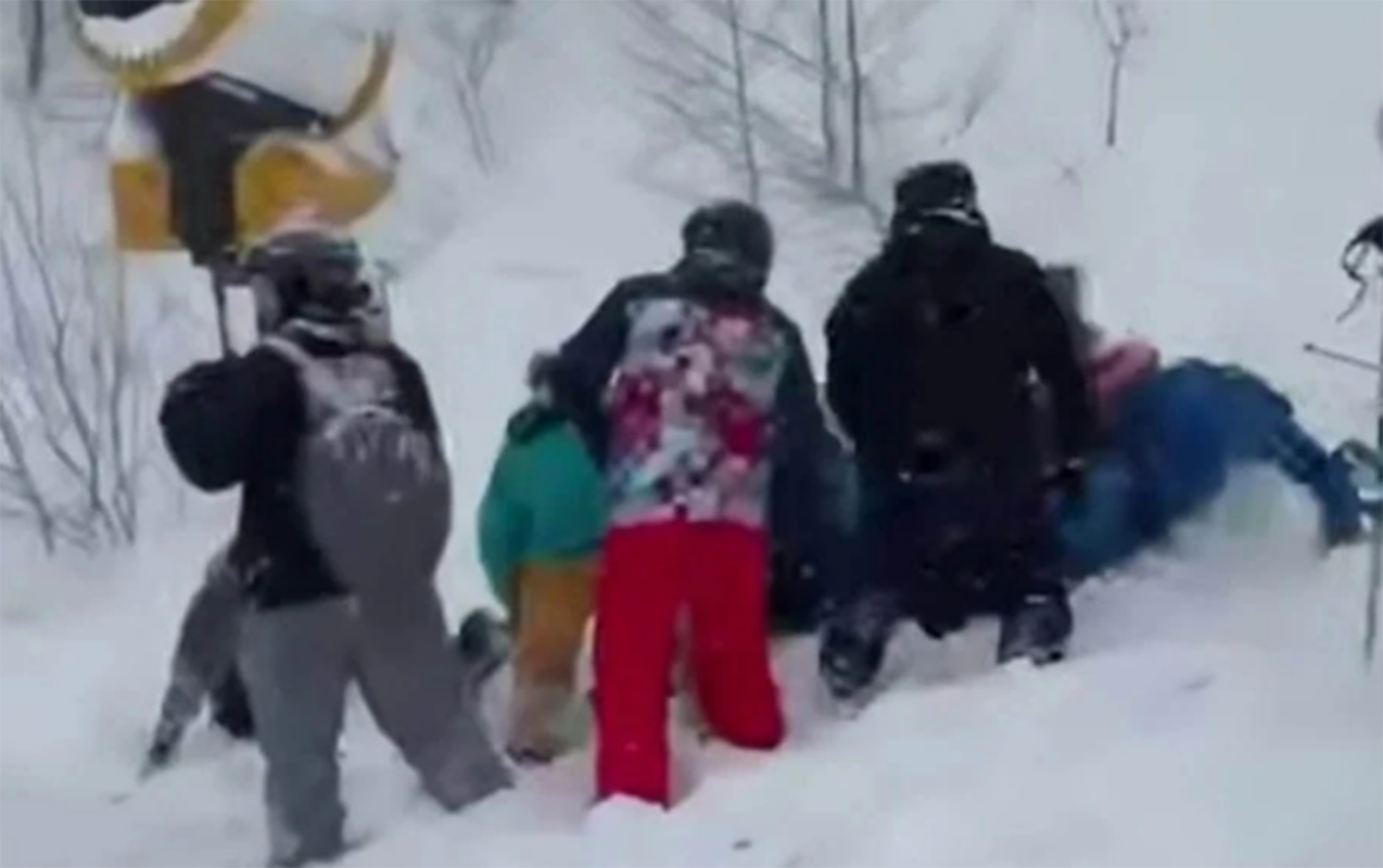 G&uuml;rc&uuml;standa turistlər qar u&ccedil;qunu altında qaldı 